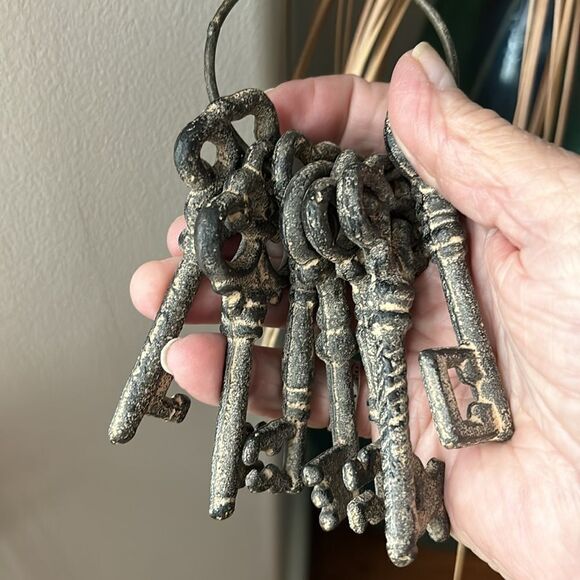 Cast Iron Seven-Piece keys heavy & large skeleton keys (all different) - Picture 4 of 6